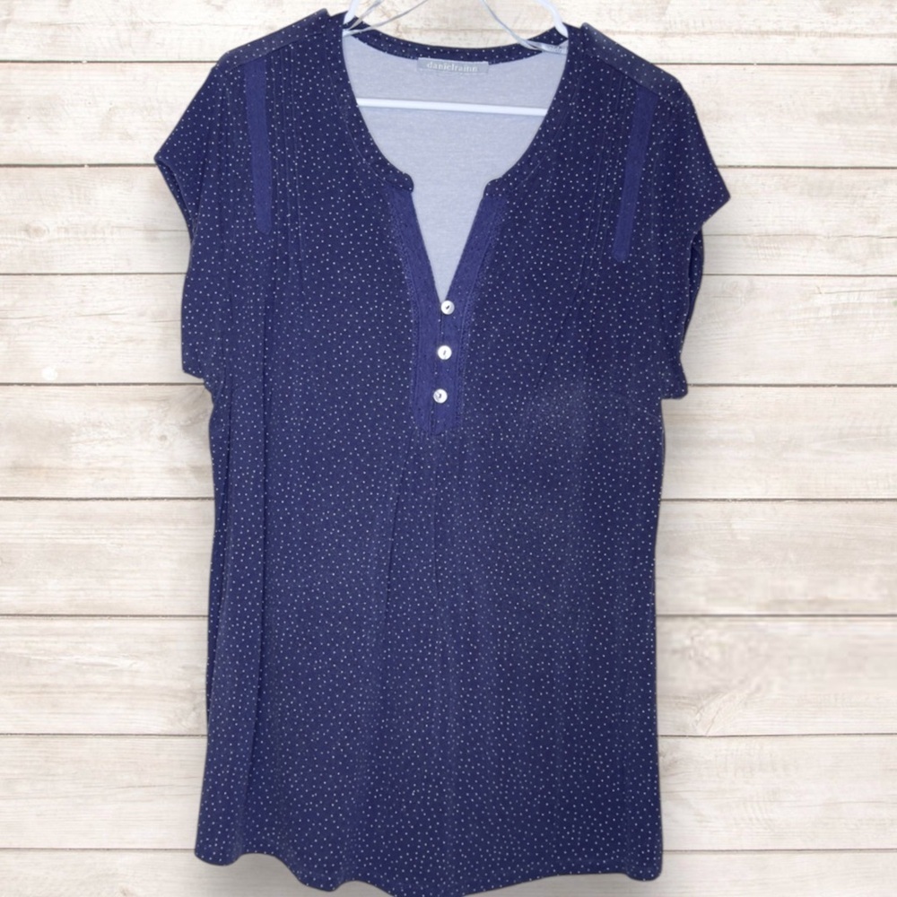 🌺DANIEL RAINN NAVY V NECK PLEATED FRONT WHITE POLKA DOT TOP